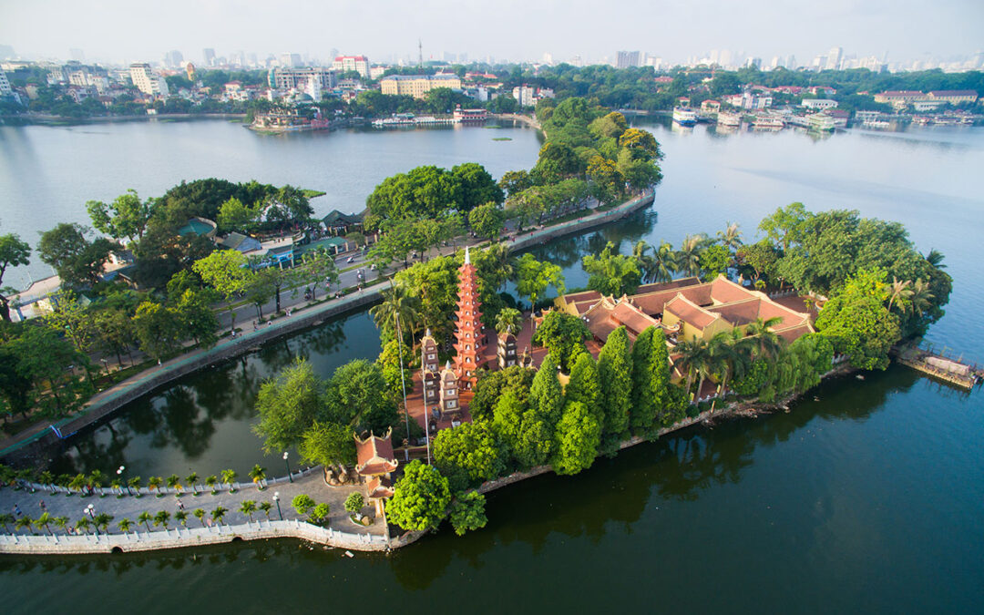 Pagode Trấn Quốc sur le Lac de l'ouest à Hanoï