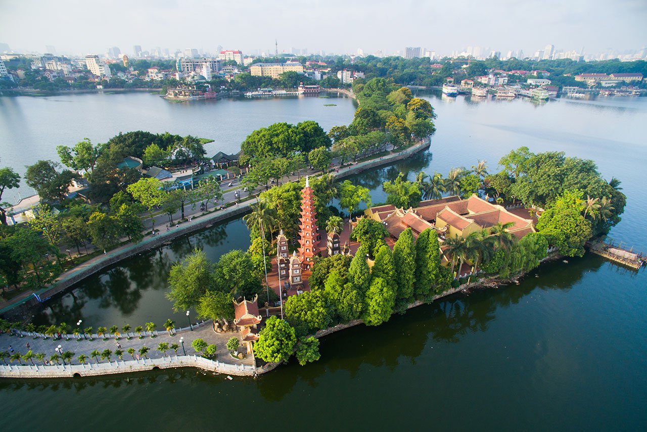 Pagode Trấn Quốc sur le Lac de l'ouest à Hanoï